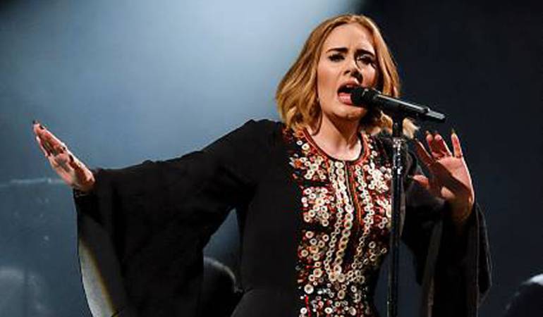 Brad Pitt y Angelina Jolie se separan: Adele dedica su concierto en Nueva York a Brad Pitt y Angelina Jolie