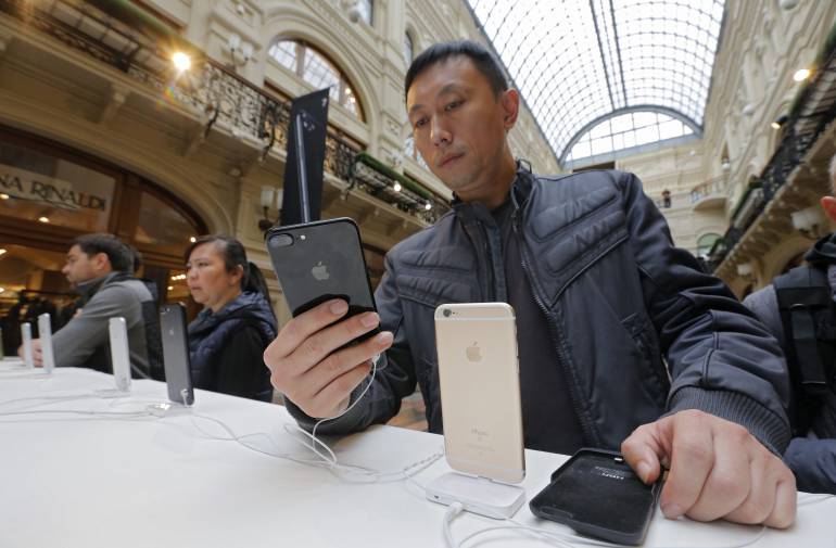 iPhone 7: ¿Realmente hay gente haciéndole agujeros a su iPhone 7 para poder conectarle audífonos?