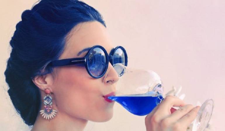 Los cinco españoles veinteañeros que crearon el vino azul han causado una polémica entre muchos enólogos y especialistas.