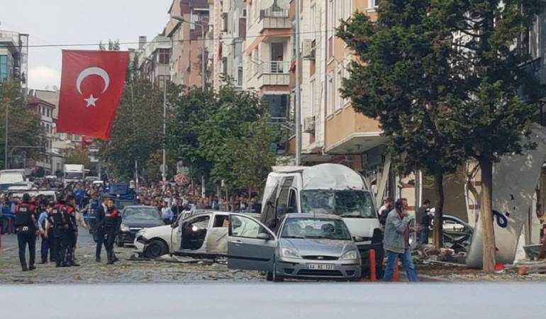 Al menos cinco heridos en una explosión cerca de una comisaría de Estambul
