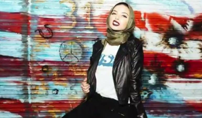 La primera joven musulmana que posó con hiyab en la revista Playboy