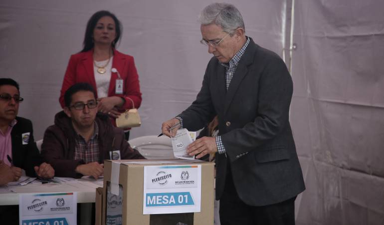 Denuncian a Uribe por fraude en plebiscito: Denuncian al senador Álvaro Uribe por presunto fraude en la jornada del plebiscito