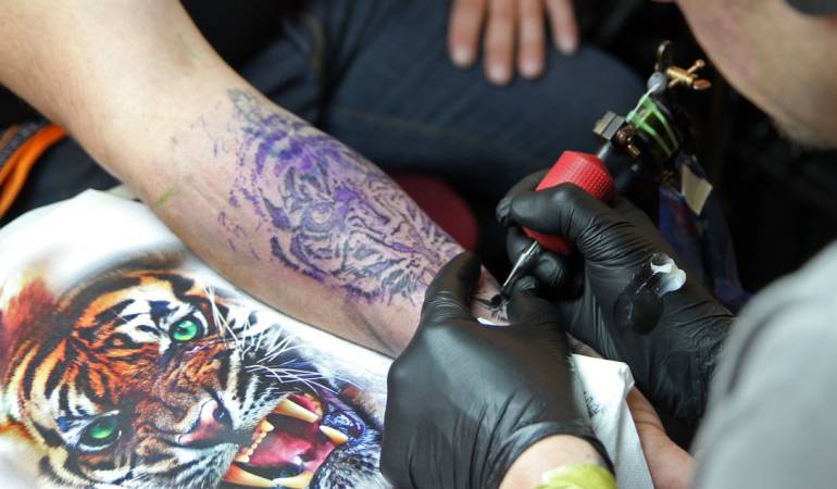 Tatuajes gratis, Scott Campbell: El tatuador de famosos que hace tatuajes gratis con una sola condición