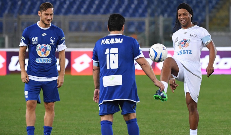 Maradona Ronaldinho Cafú Verón partido por la paz: Maradona, Ronaldinho, Sanchís, Verón y Cafu se exhiben en Roma por la paz