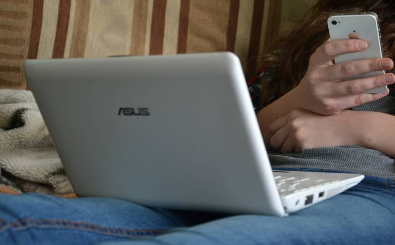 Cómo combatir el insomnio: 5 recomendaciones para combatir el círculo vicioso de no poder dormir y revisar el celular (y viceversa)