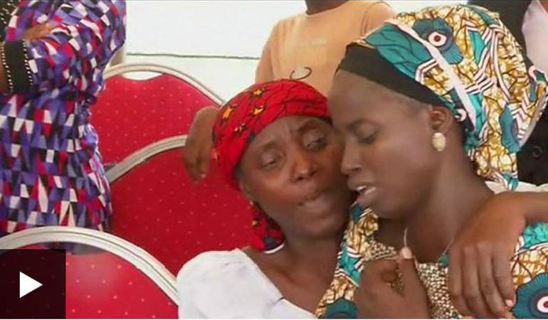 Encuentro de 21 niñas con sus familias: El emotivo reencuentro de 21 niñas secuestradas por Boko Haram con sus familias