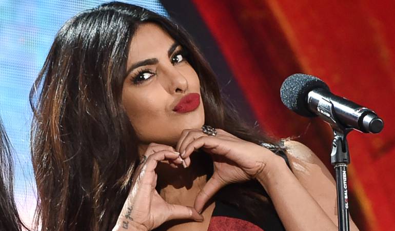 Priyanka Chopra, mensaje contra refugiados: Priyanka Chopra, la actriz que tuvo que disculparse por usar una camiseta “insensible” con los refugiados