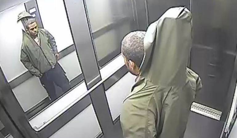 Ladrón que escondió una persiana en sus pantalones: La divertida foto del ladrón que trató de esconder una persiana en sus pantalones