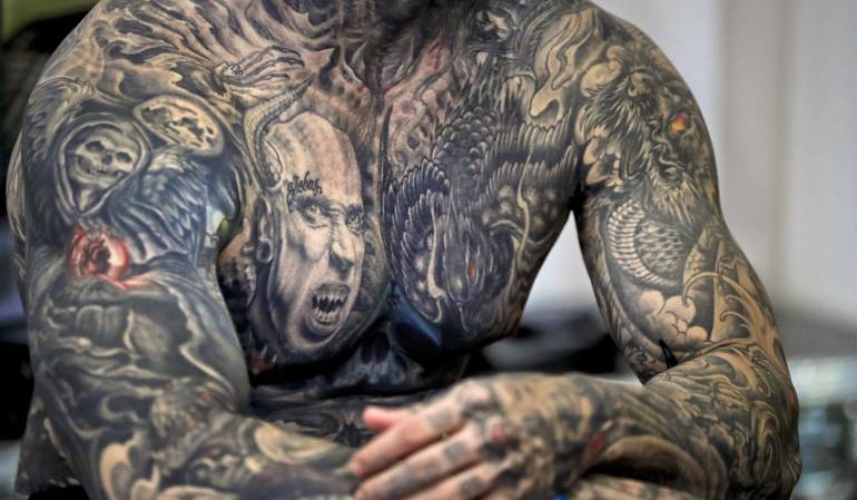 Maestros del tatuaje se reunen en convención en Rumania: Estrafalarios tatuajes exhibidos en convención en Rumania