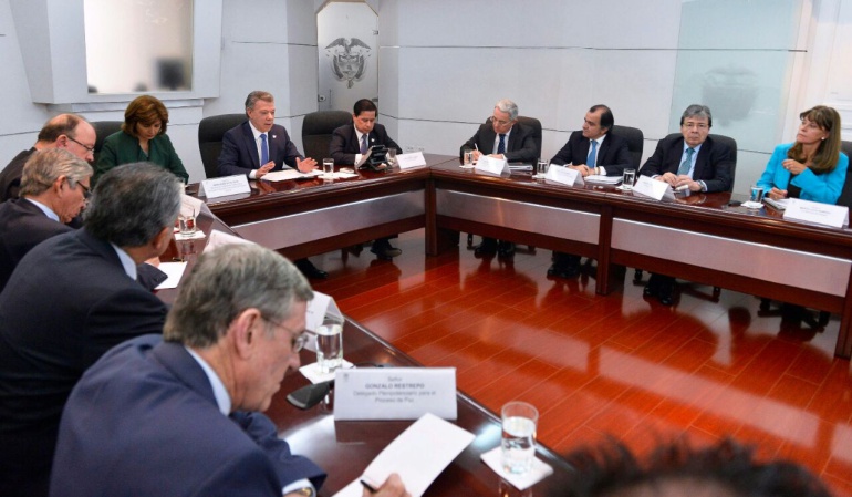 Reunión Uribe Farc: Uribe propone una mesa Gobierno, Farc y voceros del No para sacar adelante el proceso de paz