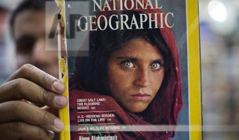 Detienen a la mujer que pasó a la historia como caratula de la National Geographic por documentos falsos: Afganistán contrata abogado para liberar a niña afgana de National Geographic