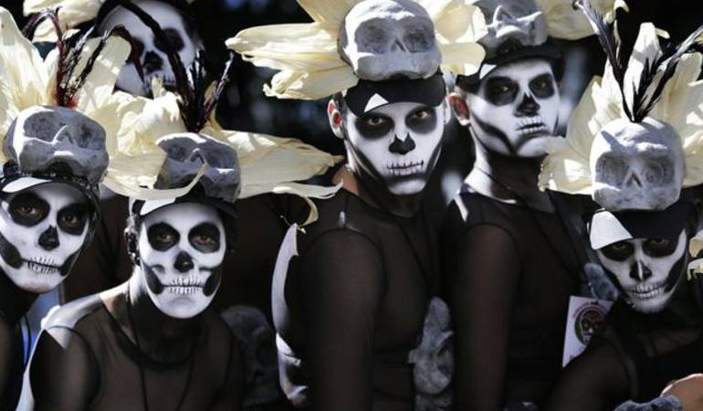 Día de los muertos: James Bond inspira un desfile del Día de los Muertos