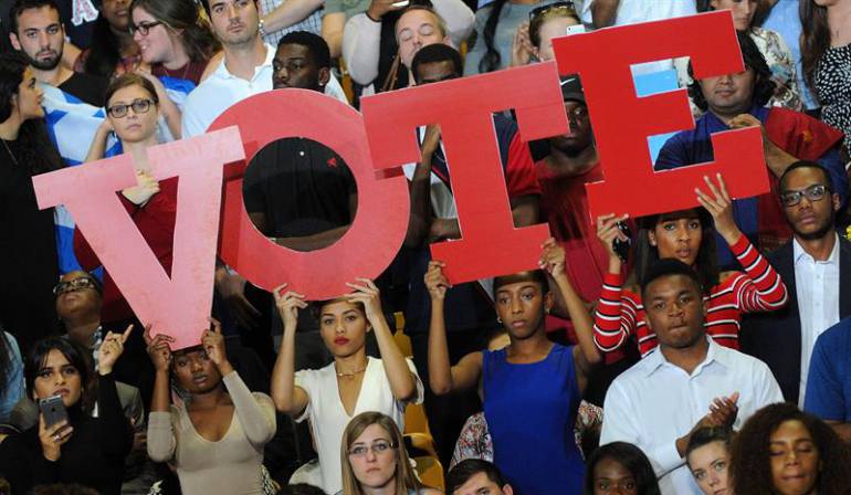 Simpatizanes de Hillary Clinton asisten a un evento de campaña.