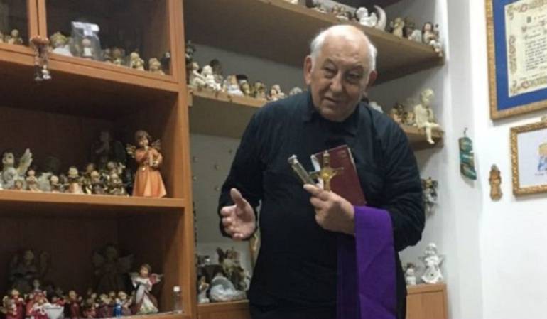 El padre Vincenzo Taraborelli atiende a decenas de personas todos los días en su oficina.