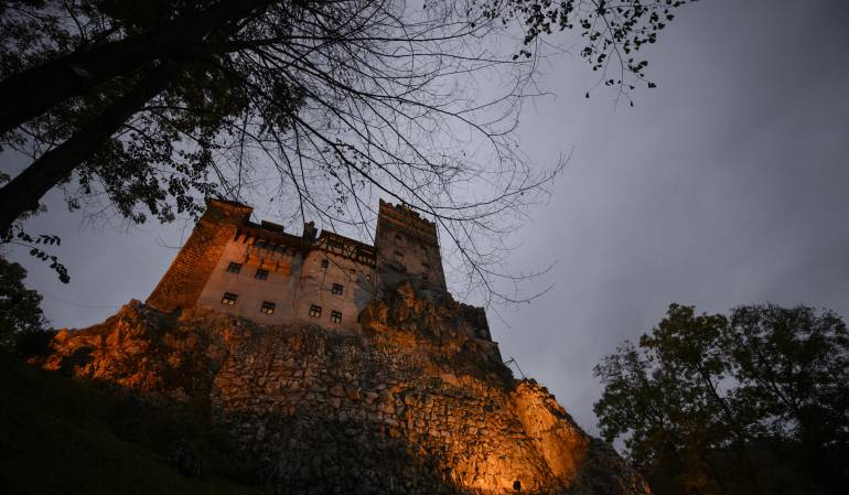 Hermanos canadienses pasan Halloween en castillo de Drácula