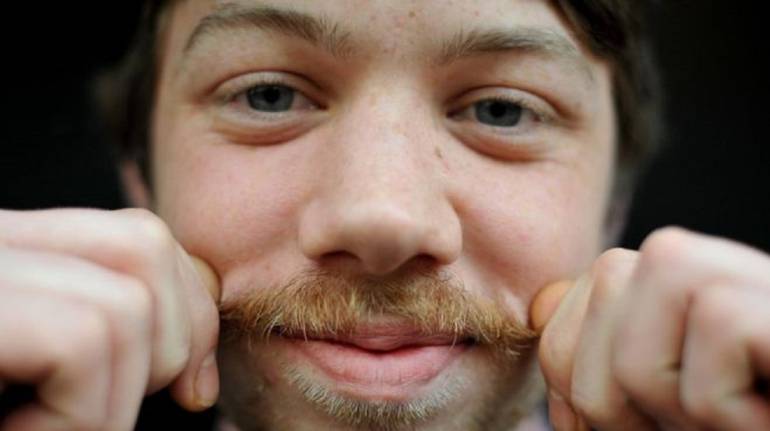 Movember en noviembre: Qué tiene que ver la costumbre de dejarse crecer el bigote en "Movember" con las elecciones en EE.UU.