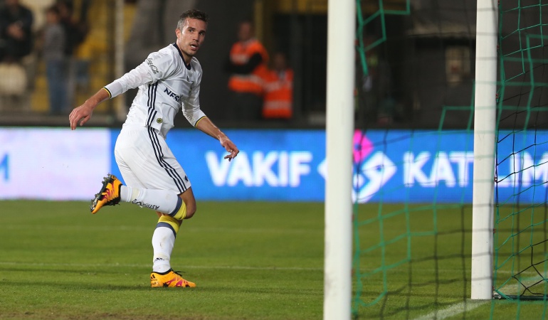 FÚTBOL TURQUÍA: Van Persie podría perder su ojo izquierdo tras recibir un fuerte codazo