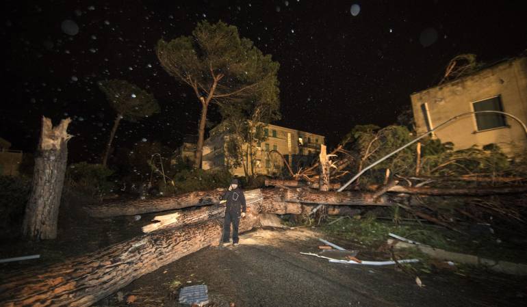 Dos muertos y cuantiosos destrozos por un temporal en el centro de Italia
