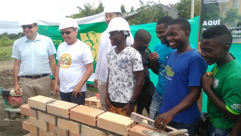 Yuberjen Martínez: Comenzó la construcción de la casa prometida a Yuberjen Martínez