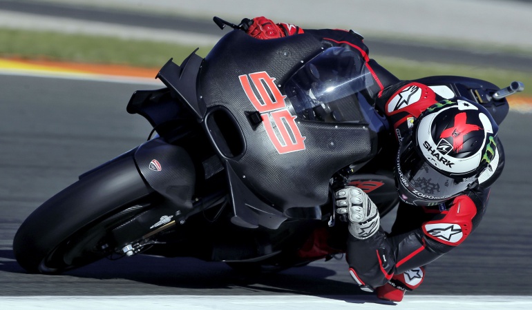 Lorenzo se estrena con Ducati con un traje negro y una moto del mismo color