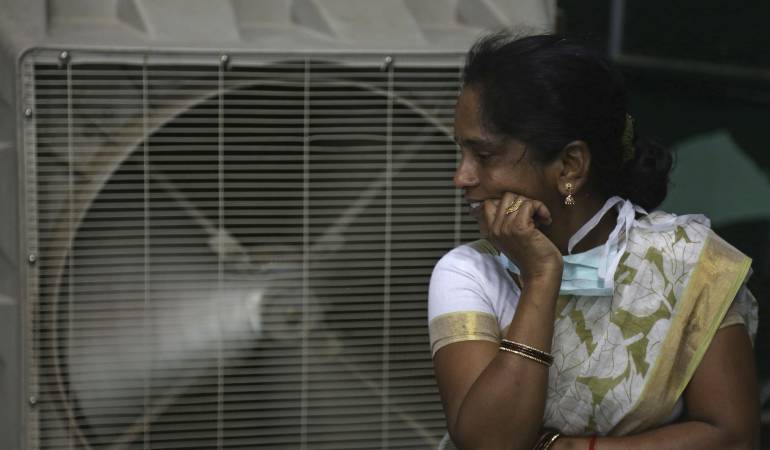 Fotografía de archivo del 31 de mayo de 2015 de una mujer refrescándose del calor en Hyderabad, India.