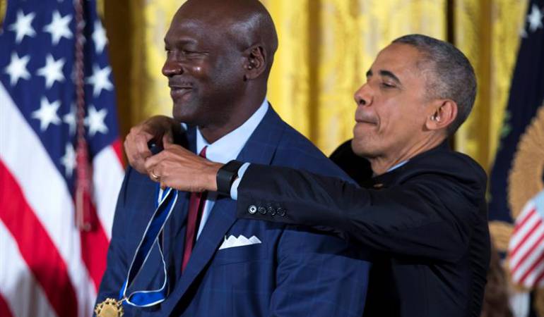 El presidente de los Estados Unidos Barack Obama condecora a Michael Jordan.