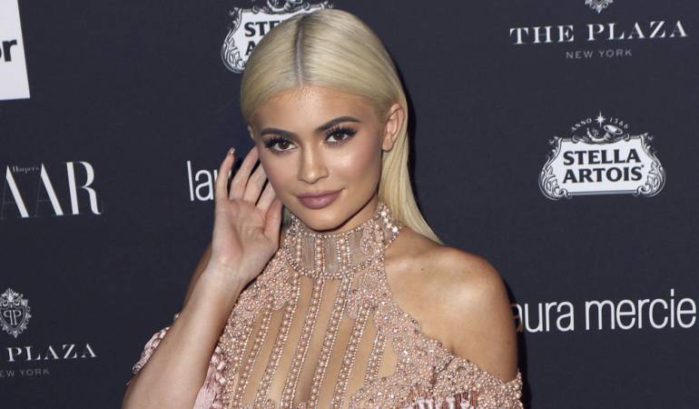 Kylie Jenner vuelve a su color natural: Kylie Jenner debuta dos colores de cabello en un solo día