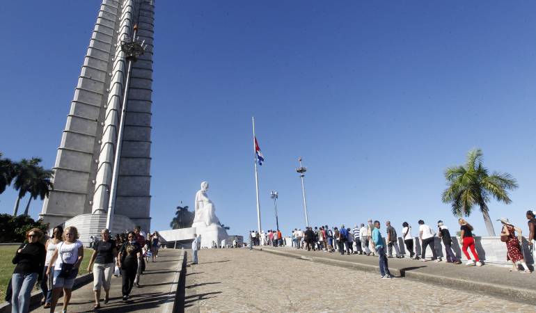 Cubanos rinden homenaje a Fidel Castro: Larguísimas colas en La Habana para rendir homenaje a Fidel Castro