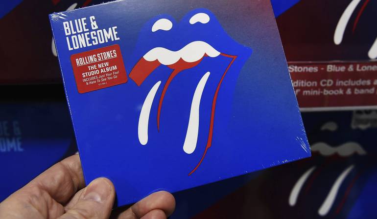 Los fans de los Rolling reciben ansiosos su nuevo álbum en el frío Londres
