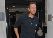 Chris Martin dona parte de sus ganancias a organizaciones benéficas
