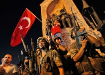 Trece militares muertos y 48 heridos en atentado contra un autobús en Turquía