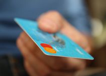 Comprar sin pasar por caja a pagar: el futuro invisible de las tarjetas de crédito