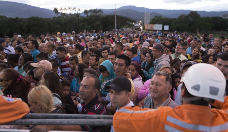 El problema de la economía de Venezuela no está en la frontera ni en Colombia: Santos