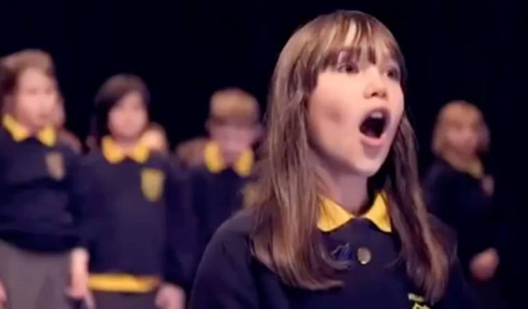 Niña con autismo cantan Aleluya de Leonard Cohen: La sorprendente voz de una niña con autismo que conmueve cantando el Aleluya de Leonard Cohen