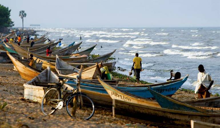 Barco hundido en el lago Alberto en Uganda: Al menos 9 muertos al hundirse un barco que transportaba equipo de fútbol en Uganda