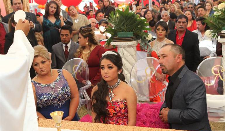 Fiestas de 15 Rubí: Alcalde que aseguró "robar poquito" obsequia auto a la quinceañera Rubí