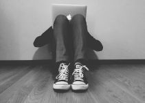 Ideas para llevar los zapatos deportivos al trabajo y no fallar en el intento