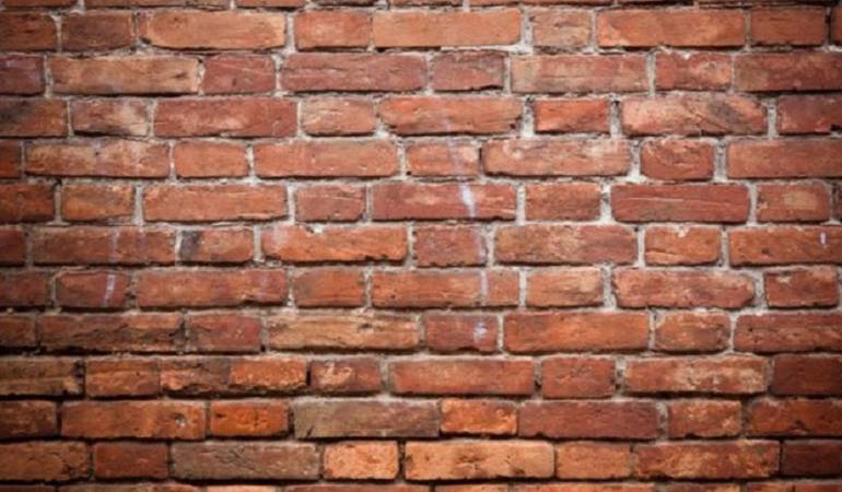 El hombre al que le enladrillaron la puerta de la casa mientras dormía