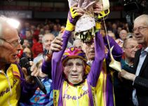 Un francés de 105 años establece un récord mundial de la hora en bicicleta