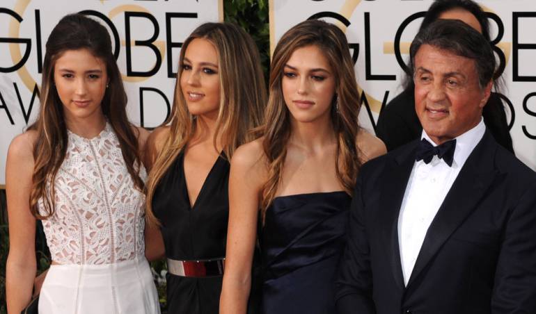 Sylvester Stallone escoge lo que usarán sus hijas en los Globo de Oro: Sylvester Stallone se encarga de teñirle el pelo a sus hijas