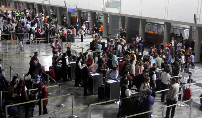 Llegada y salidad de pasajeros en aeropuertos nacionales: 183.000 viajeros saldrán y entrarán del país por los aeropuertos