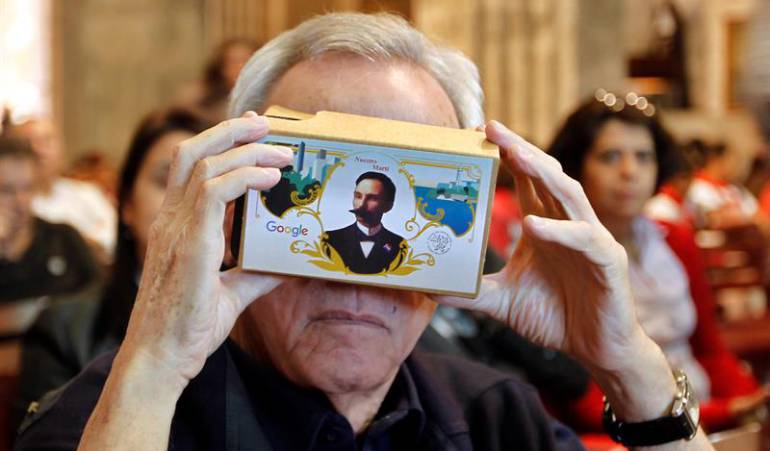 El historiador de La Habana, Eusebio Leal, observa el documental con unas gafas de realidad virtual.