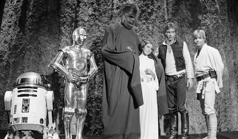 Kenny Baker, Anthony Daniels, Peter Mayhew, Carrie Fisher, Harrison Ford, y Mark Hamill en 1973.