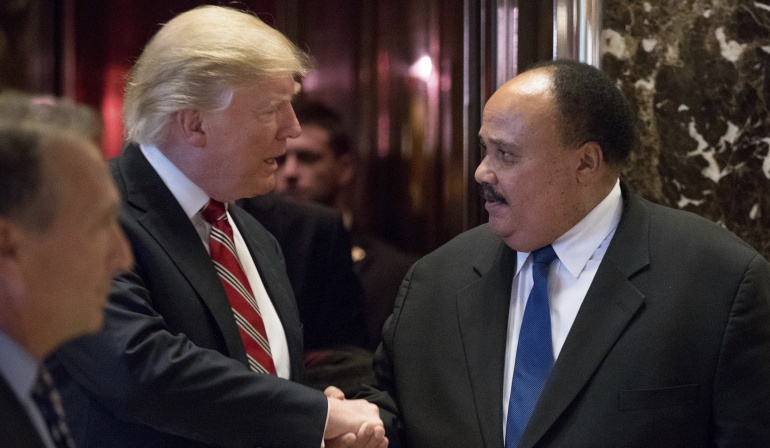 Trump se reúne con hijo de Martin Luther King en medio de nueva polémica