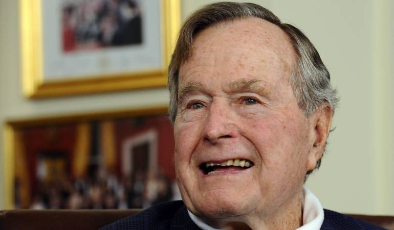 Salud George Bush padre: Bush padre deja la unidad de cuidados intensivos y su mujer es dada de alta