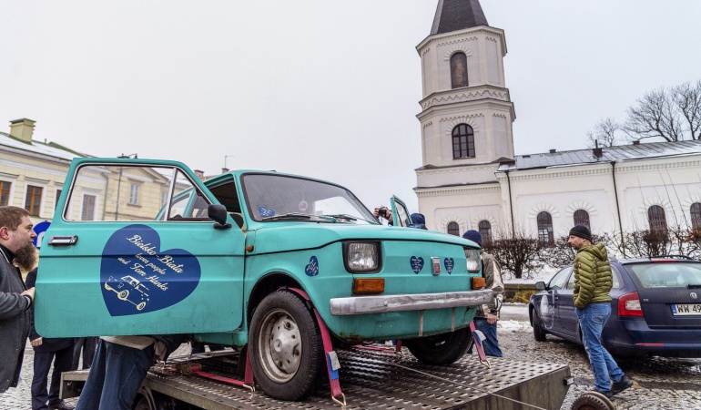 Tom Hanks será obsequiado por ciudad polaca con Fiat 126 de época comunista