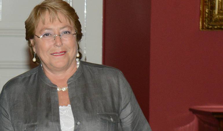 Bachelet cancela compromisos internacionales para hacer frente a una emergencia de incendios en Chile: Bachelet cancela asistencia a cumbre de Celac por incendios forestales