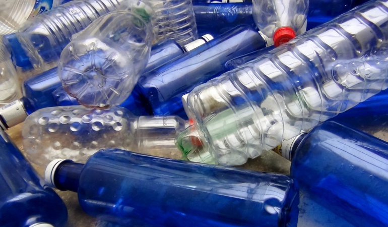 Construyen con botellas de plástico casas más seguras para los "saharauis"
