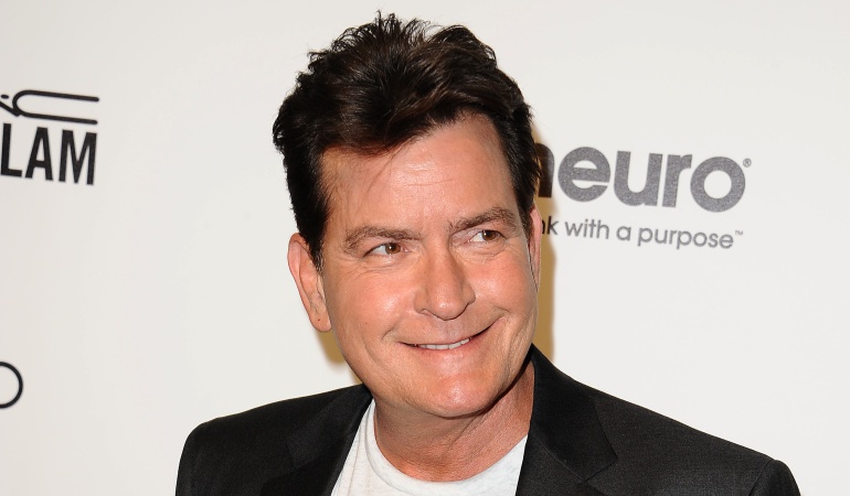 Charlie Sheen se disculpa con Ashton Kutcher: Charlie Sheen se disculpa con Ashton Kutcher