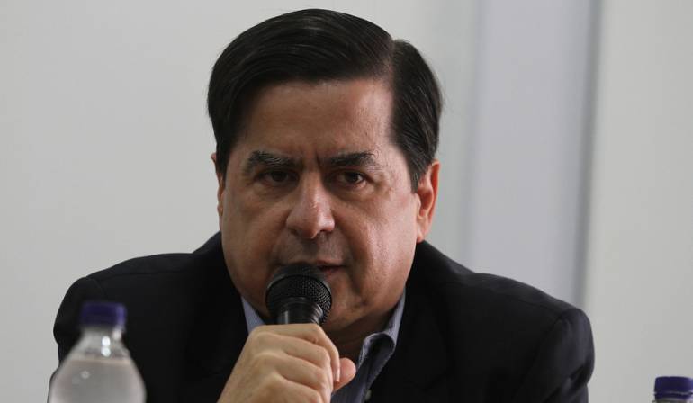 Mininterior afirma que no renunciará aún y dice que hay términos legales para el tema